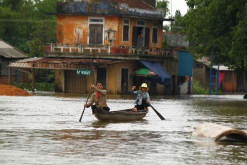 Picture 4 of Thousands of people were isolated due to flooding