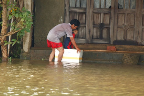 Picture 5 of Thousands of people were isolated due to flooding