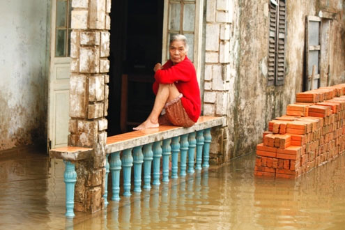Picture 6 of Thousands of people were isolated due to flooding
