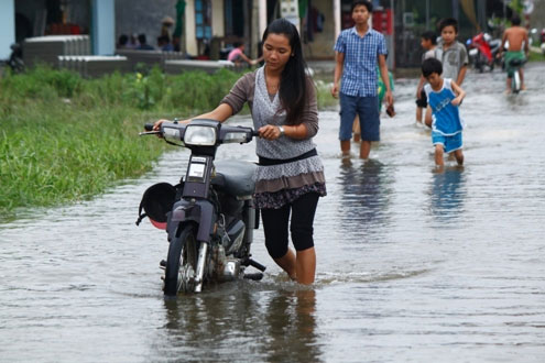 Picture 7 of Thousands of people were isolated due to flooding