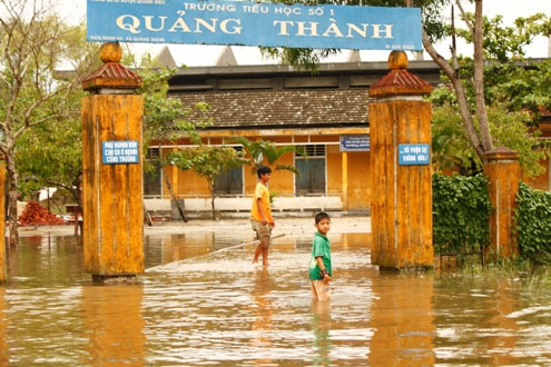 Picture 8 of Thousands of people were isolated due to flooding