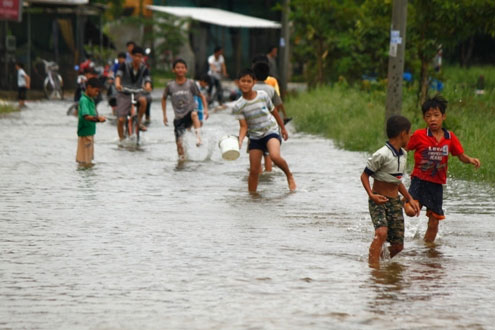 Picture 9 of Thousands of people were isolated due to flooding