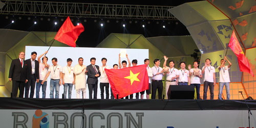Picture 3 of Three boys won the Asia-Pacific Robocon