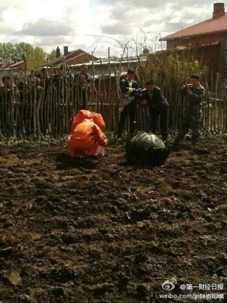 Picture 5 of Three strange objects fell into China