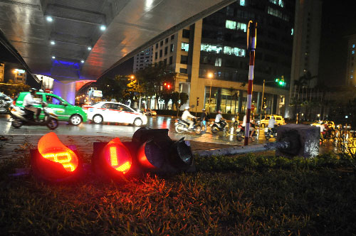 Picture 1 of Thunderstorms in Hanoi throw down many trees, one person dies