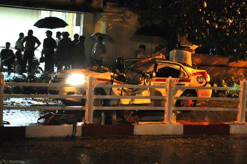 Picture 2 of Thunderstorms in Hanoi throw down many trees, one person dies
