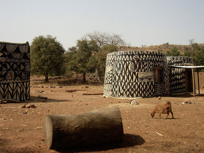 Picture 4 of Tiébélé: An ancient village made of cow dung, every house is a work of art