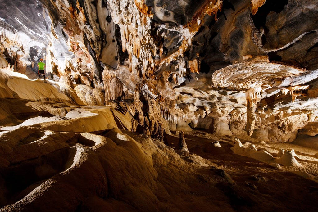 Picture 10 of Tien 2 Cave - 'anonymous heaven' is exploited tourism