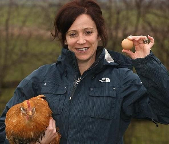 Picture 3 of Tiny, oddly shaped but this chicken egg can sell for 15 million VND
