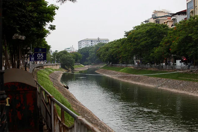 Picture 10 of To Lich River suddenly turns green after receiving water from West Lake