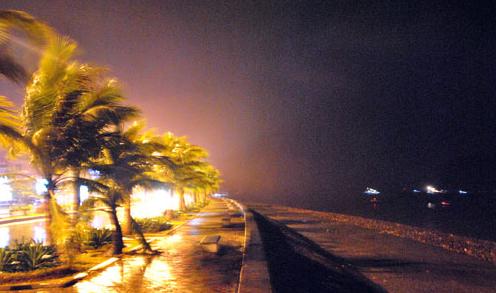 Picture 3 of Tonight the storm landed Hai Phong, Thai Binh and Quang Ninh
