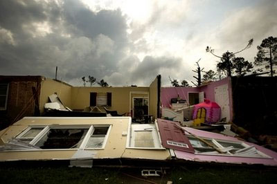 Picture 2 of Tornadoes spill over half of America, 45 people died