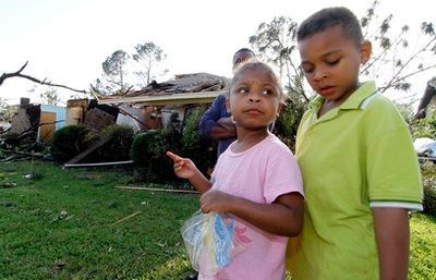 Picture 9 of Tornadoes spill over half of America, 45 people died