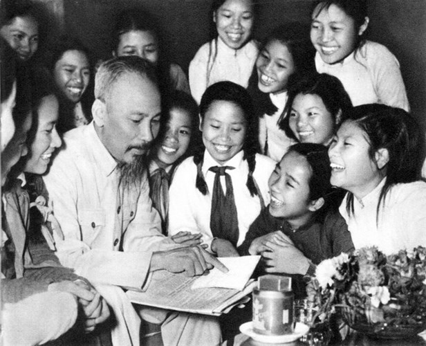 Picture 12 of Touching the simple and noble image of Uncle Ho