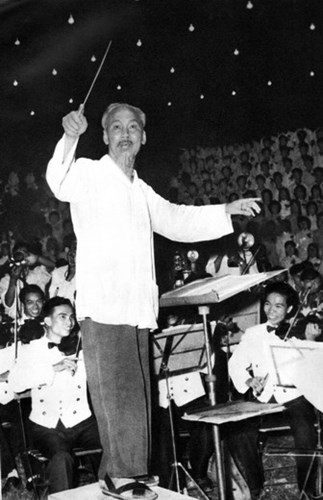 Picture 15 of Touching the simple and noble image of Uncle Ho