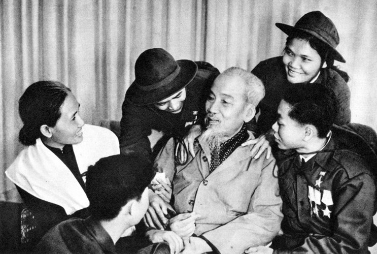 Picture 17 of Touching the simple and noble image of Uncle Ho