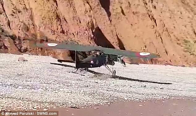 Picture 1 of Tourists in England saw their planes landing on the beach