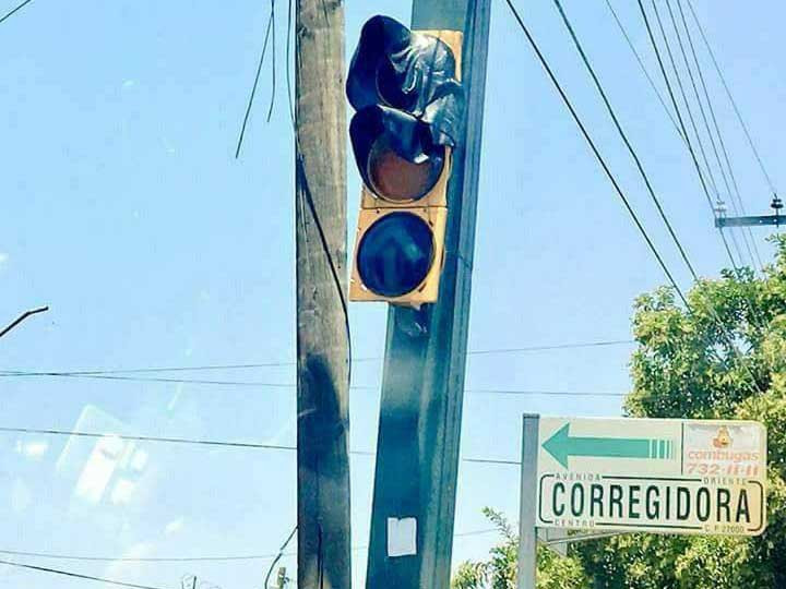 Picture 1 of Traffic lights are melted in the heat of 50 degrees Celsius in Mexico