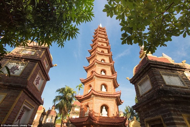 Tran Quoc Pagoda is one of the most beautiful temples in the world images 1