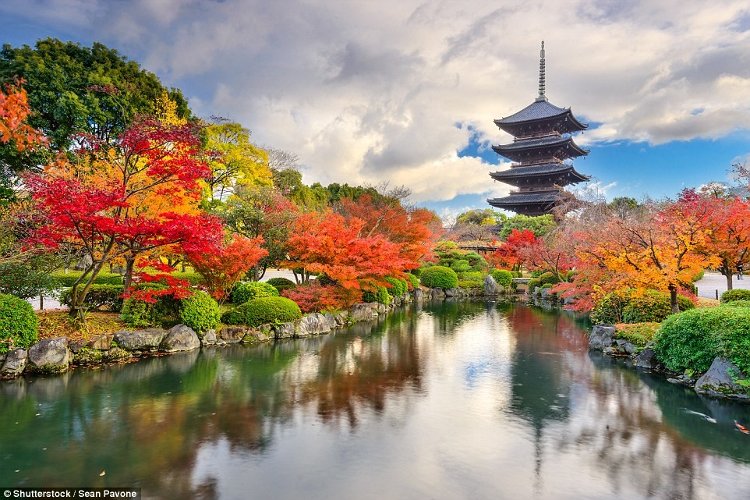 Tran Quoc Pagoda is one of the most beautiful temples in the world images 2