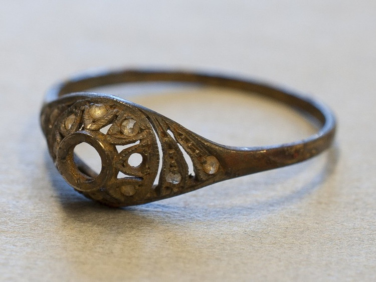 Picture 1 of Treasure hidden at the bottom of the cup for more than 70 years