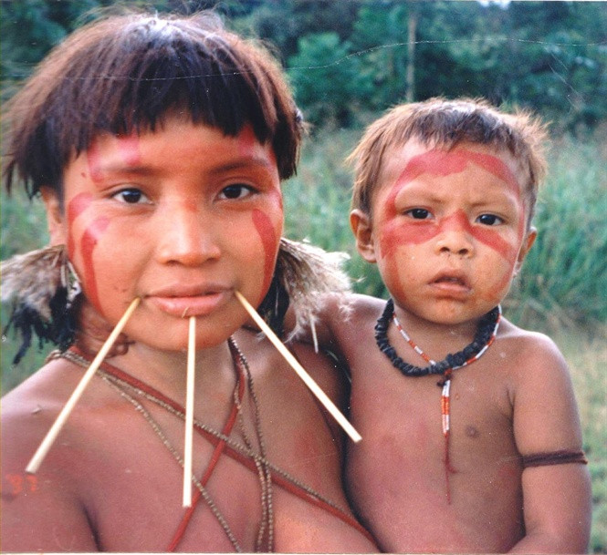 Picture 2 of Tribes live separately in the Amazon jungle with the custom of eating the dead bones
