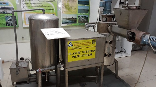 Picture 2 of Turning plastic into petroleum: 2-in-1 solution for plastic waste