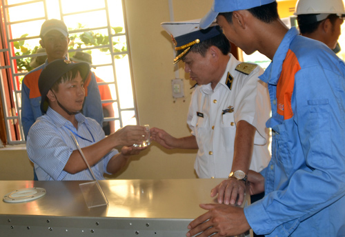 Picture 2 of Turning seawater into fresh water for Truong Sa soldiers