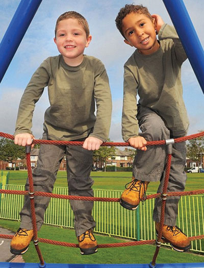 Picture 1 of Twins are different in skin color