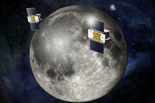 Picture 1 of Two American ships are about to fly around the moon
