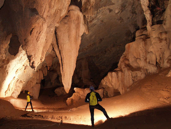 Picture 2 of Two caves with stalactites in Quang Binh