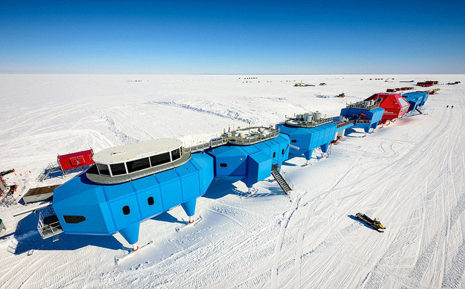 Picture 1 of Two ice cracks threaten the Antarctic research station