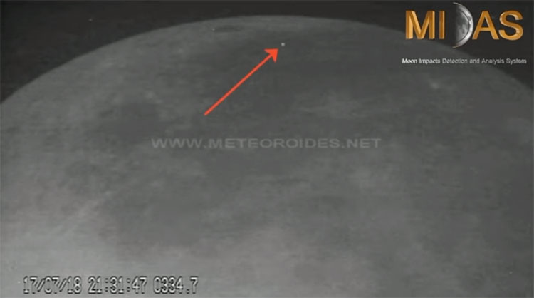Picture 1 of Two meteorites glow when they crash into the Moon