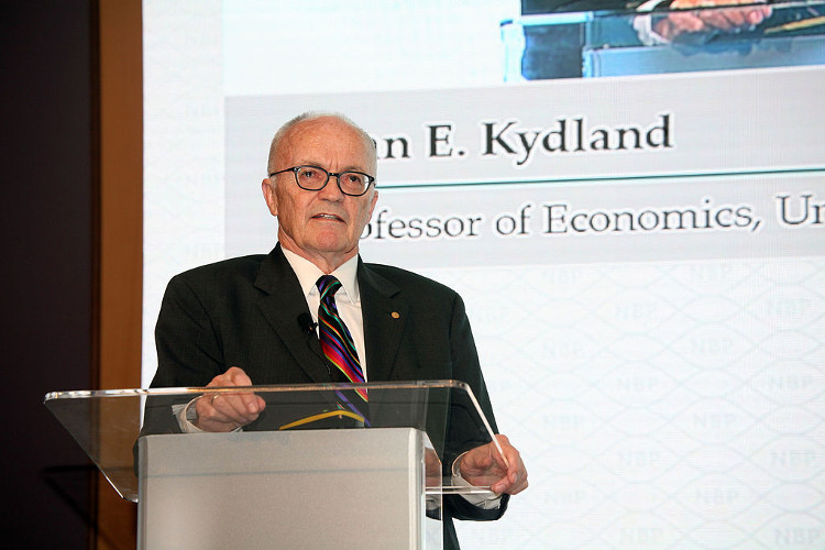 Picture 1 of Two scientists won the Nobel Prize to Vietnam