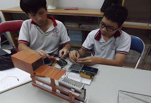 Picture 1 of Two students built equipment to record nuclear radiation sources
