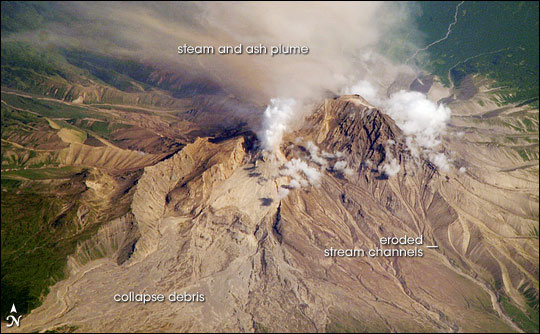 Picture 1 of Two volcanoes erupted violently in Russia