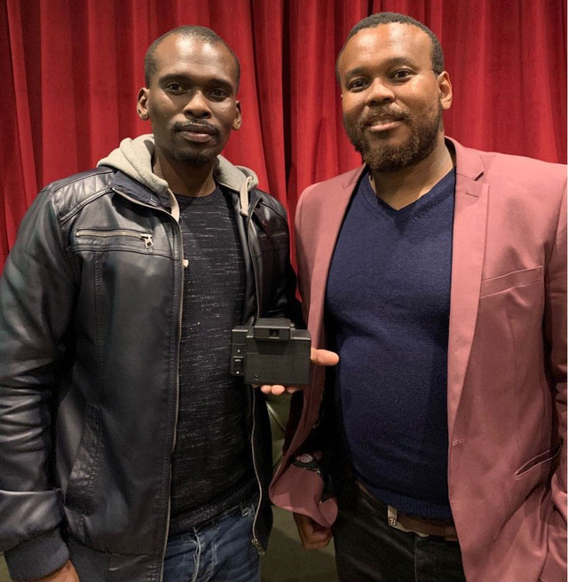 Picture 1 of Two young scientists successfully built the world's smallest computer