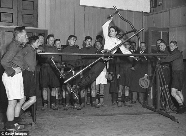 Picture 3 of Types of exercise machines help to shape the slender, slender waist in history