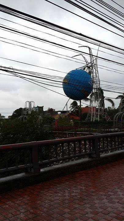 Picture 1 of Typhoon Haiyan collapsed Uong Bi TV antenna antenna column