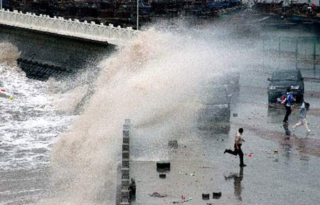 Picture 1 of Typhoon Krosa landed in China, one million people were evacuated