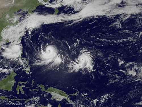 Picture 1 of Typhoon Nangka hit Japan, 2 people died, 100,000 people evacuated