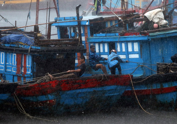 Picture 10 of Typhoon No. 3 approaching Quang Nam - Quang Ngai