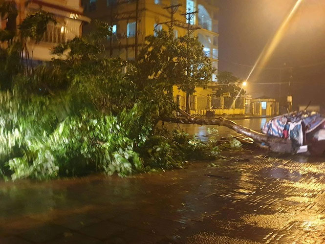 Picture 2 of Typhoons in Quang Ninh cause flooding in Mong Cai, Hanoi and heavy rains threaten to flood many streets