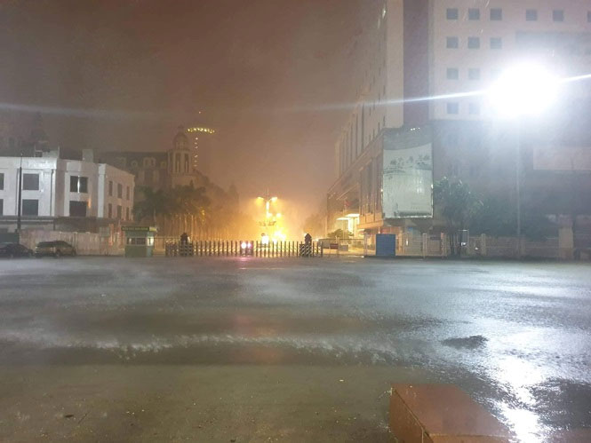 Picture 3 of Typhoons in Quang Ninh cause flooding in Mong Cai, Hanoi and heavy rains threaten to flood many streets