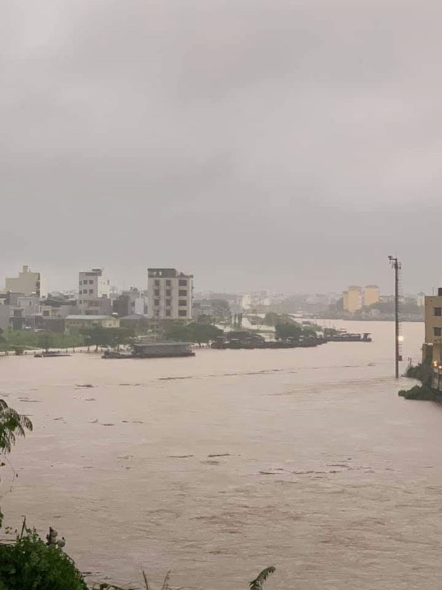 Picture 5 of Typhoons in Quang Ninh cause flooding in Mong Cai, Hanoi and heavy rains threaten to flood many streets