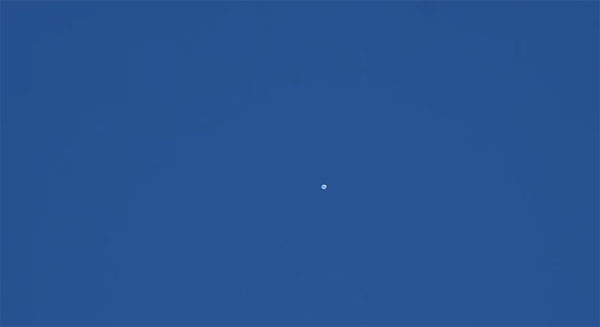 Picture 1 of UFOs appear many times to confuse American residents