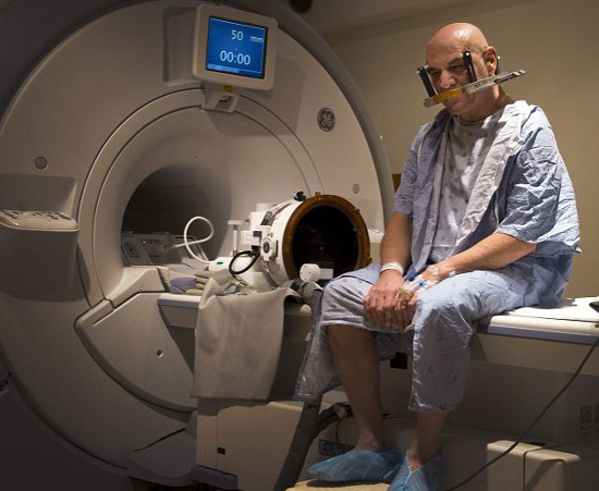 Picture 1 of Ultrasound helps treat tremor in older people