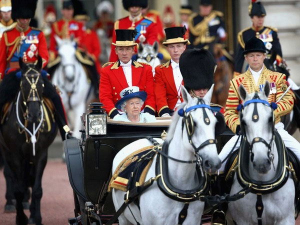 Picture 2 of Unbelievable privileges when you are ... Queen of England