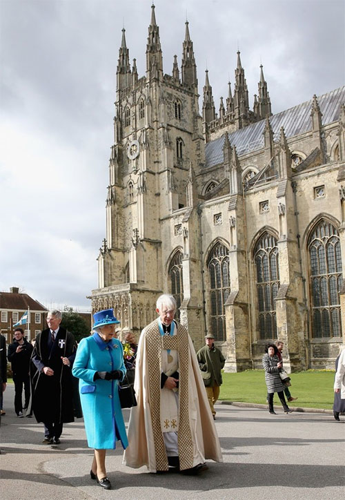 Picture 3 of Unbelievable privileges when you are ... Queen of England