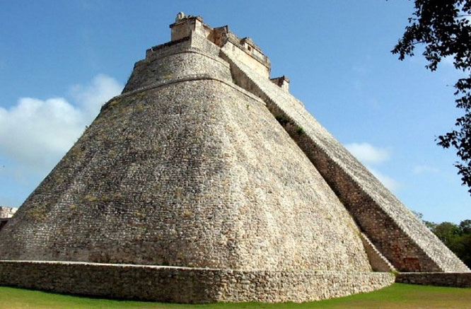 Picture 1 of Uncover the mysterious pyramid construction in just 1 night
